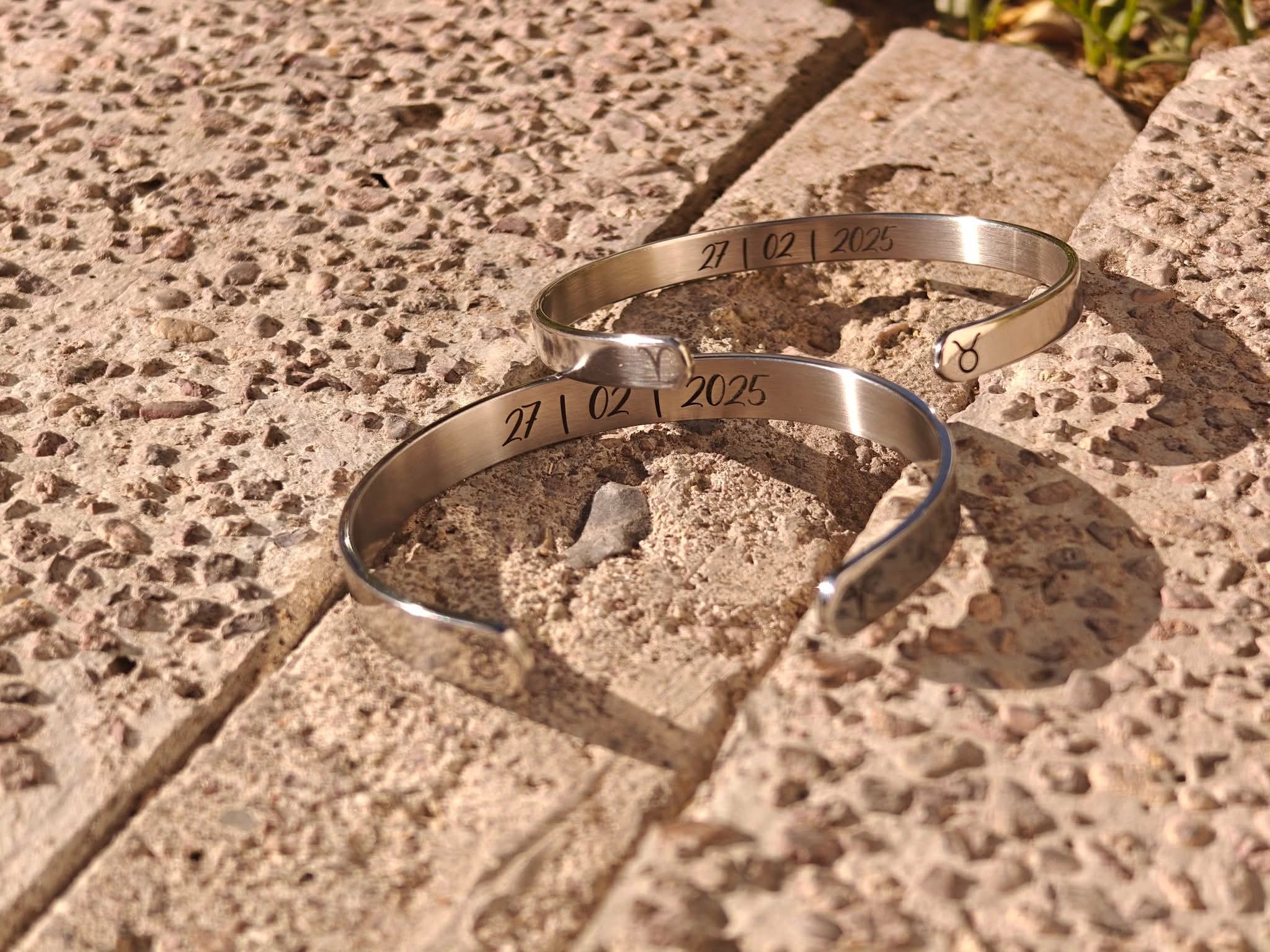 Brazalete para parejas (2 Piezas) acero quirúrgico personalizado con fibra láser