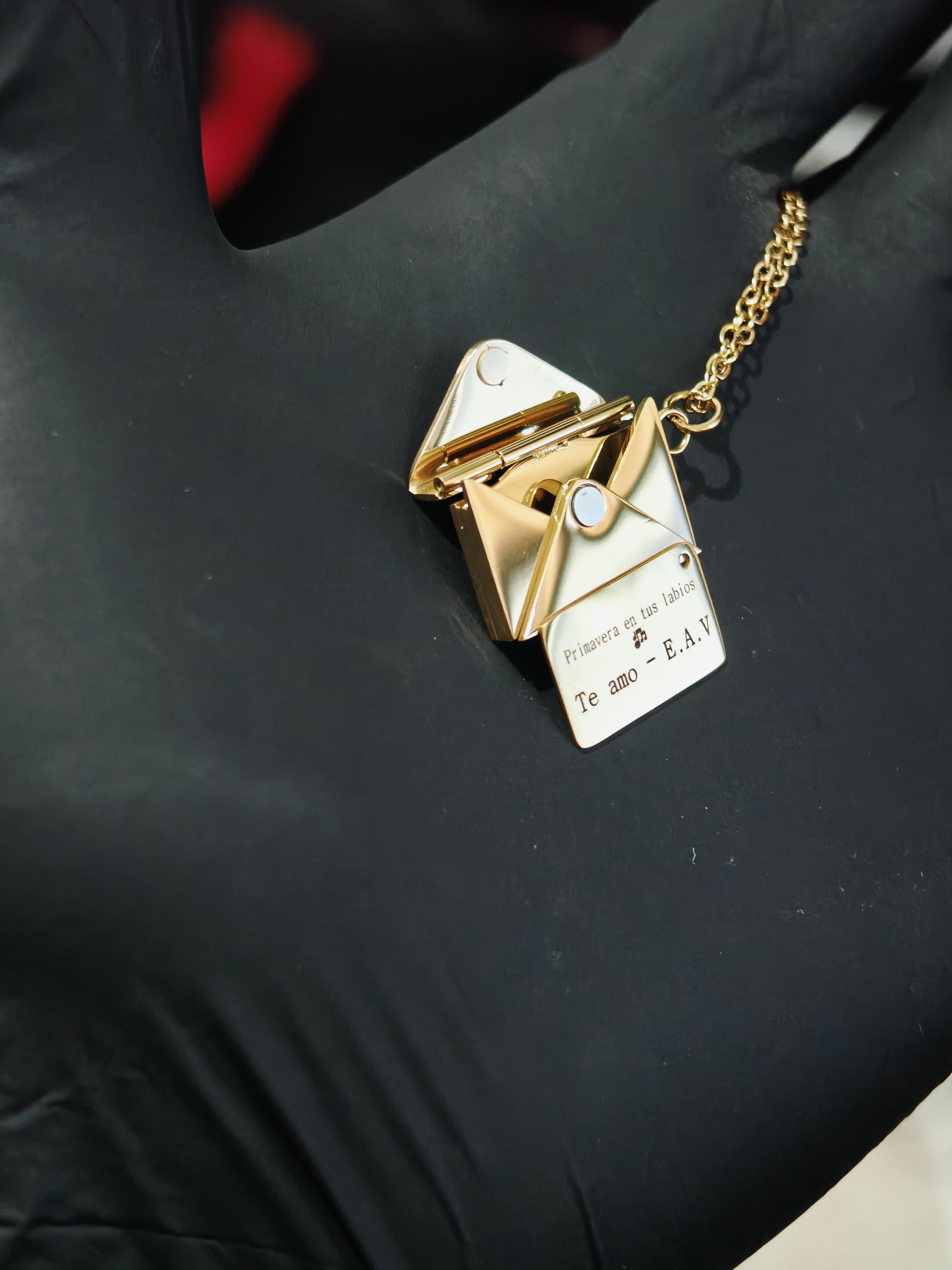 Collar Dorado Sobre-Carta acero quirúrgico personalizado con fibra láser