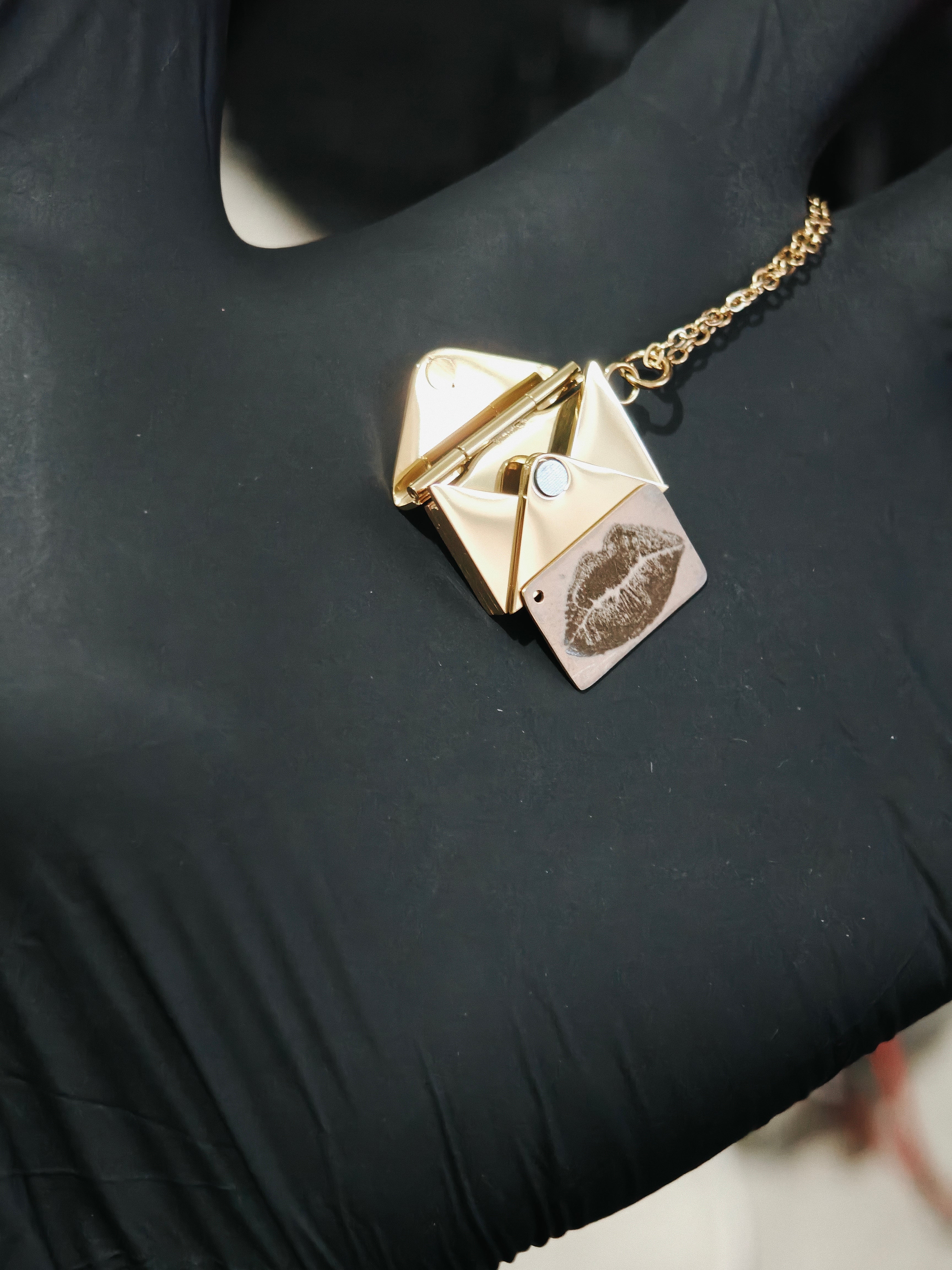 Collar Dorado Sobre-Carta acero quirúrgico personalizado con fibra láser