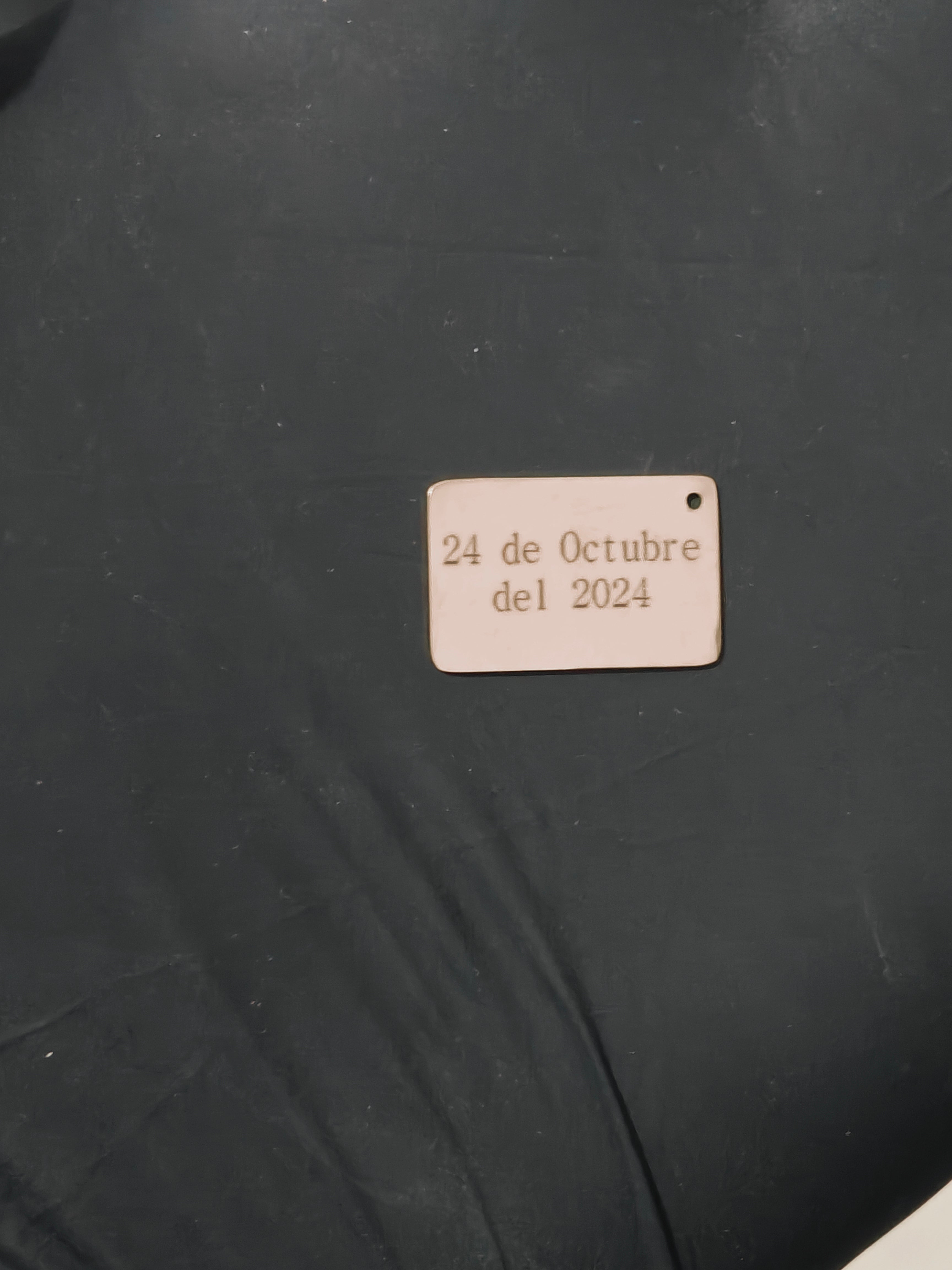 Collar Dorado Sobre-Carta acero quirúrgico personalizado con fibra láser