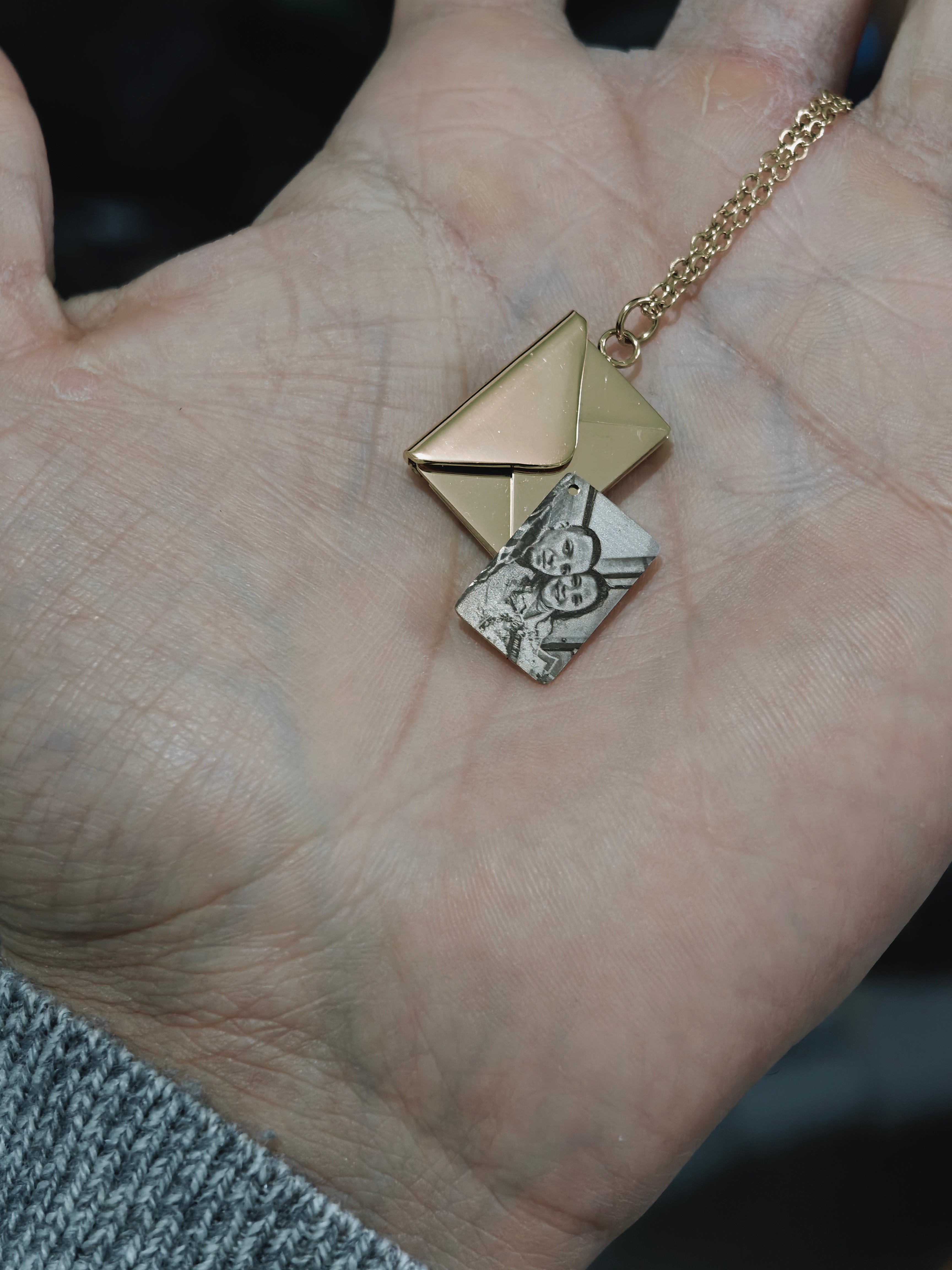 Collar Dorado Sobre-Carta acero quirúrgico personalizado con fibra láser