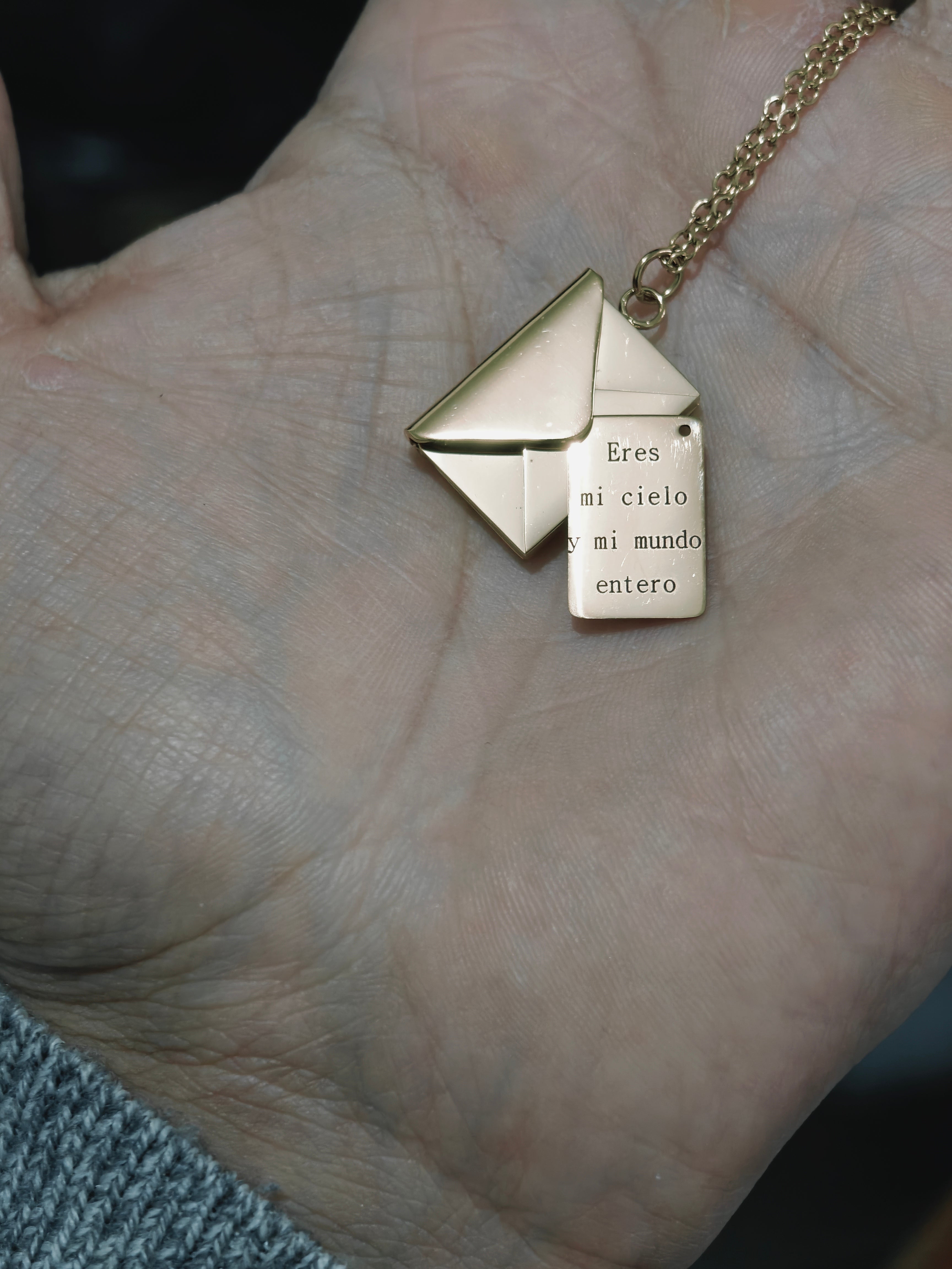Collar Dorado Sobre-Carta acero quirúrgico personalizado con fibra láser