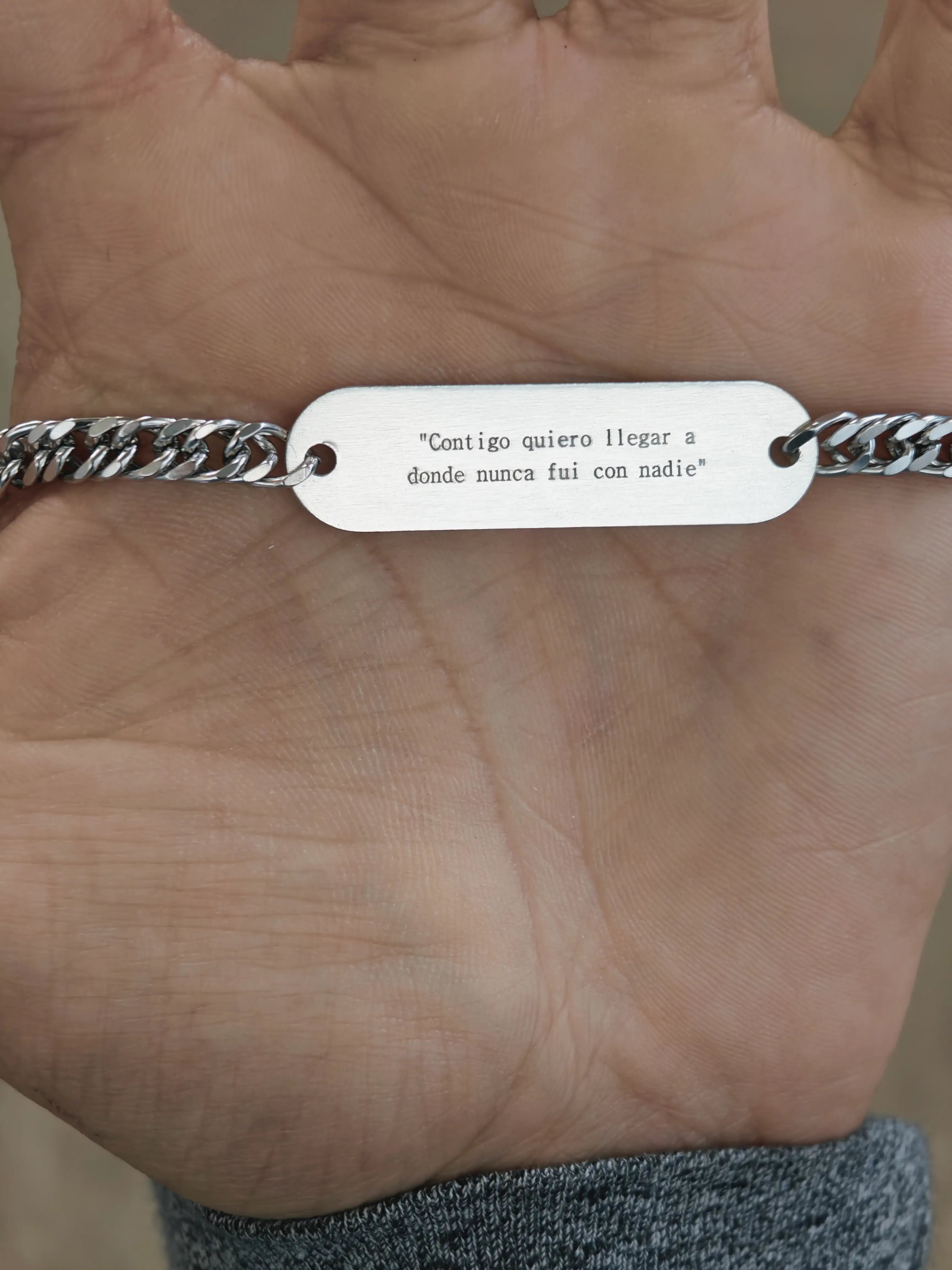 Esclava grabada con la mirada acero quirúrgico personalizado con fibra láser