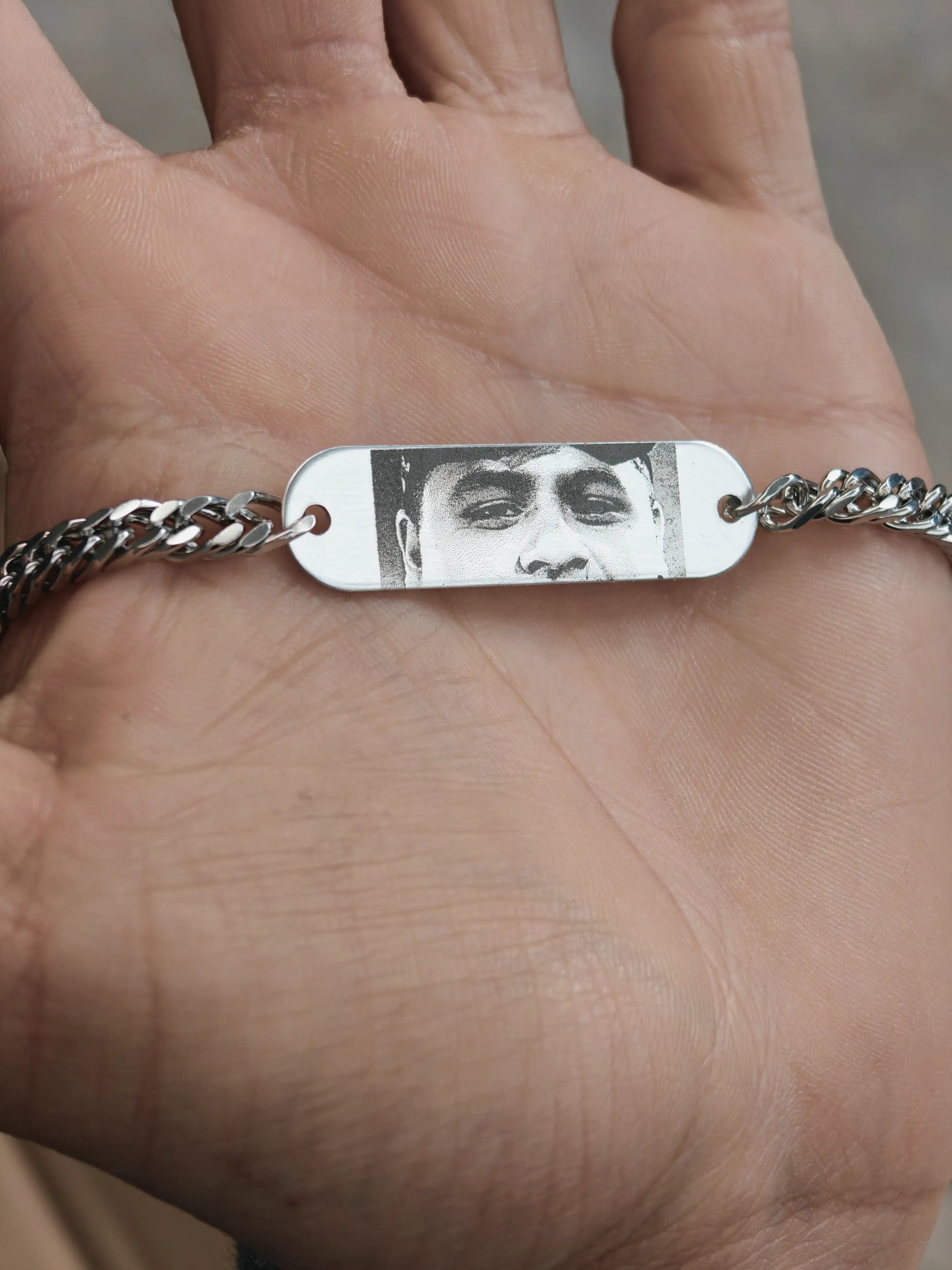 Esclava grabada con la mirada acero quirúrgico personalizado con fibra láser