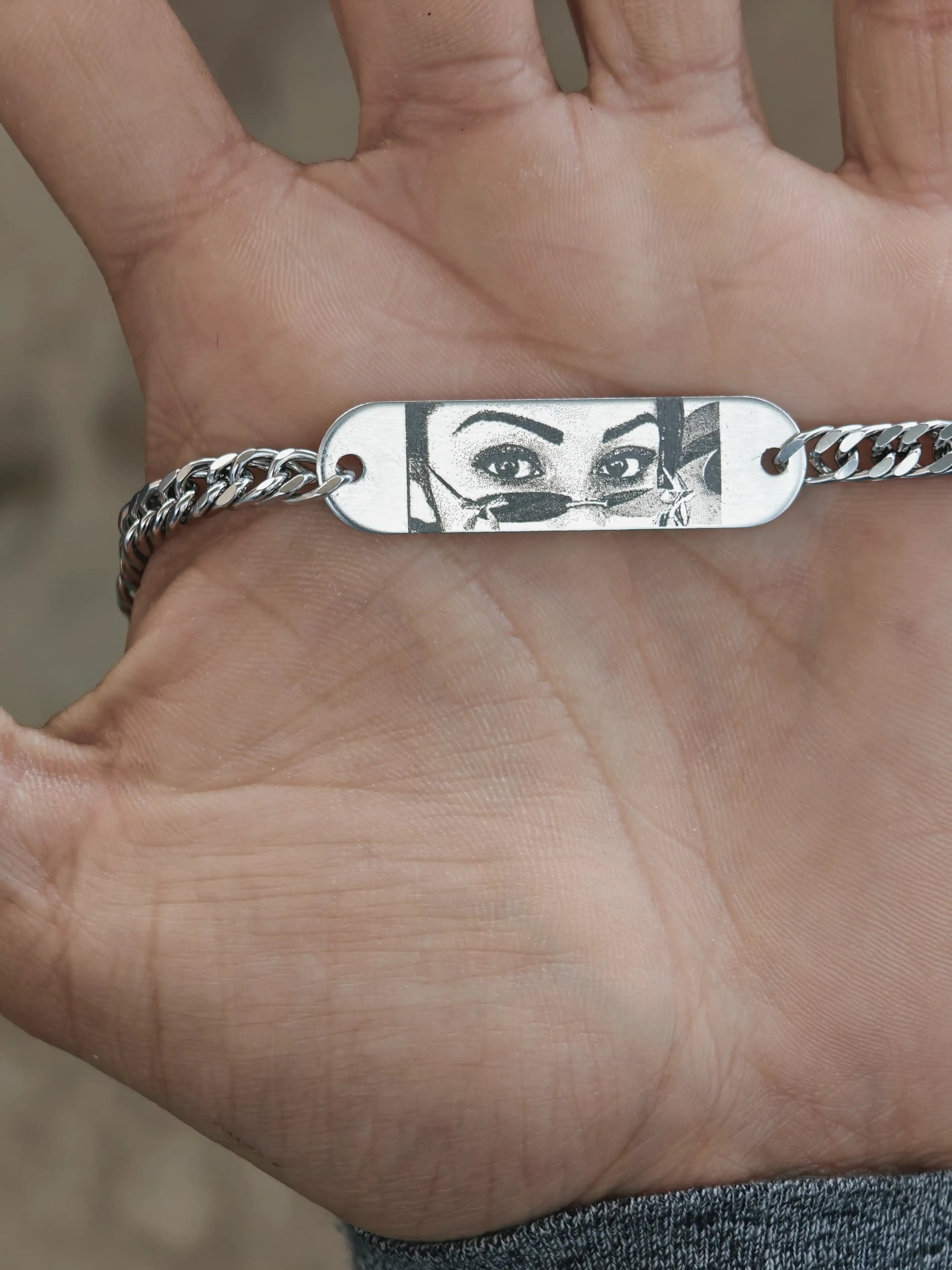 Esclava grabada con la mirada acero quirúrgico personalizado con fibra láser